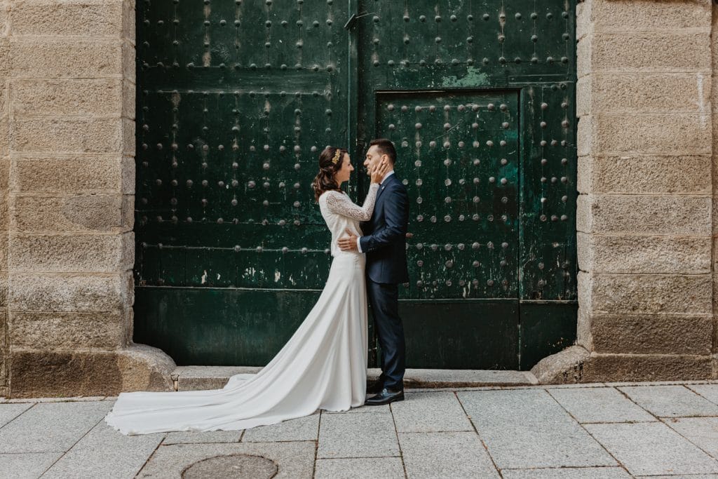 Fotógrafo profesional capturando una Foto Postboda romántica al aire libre