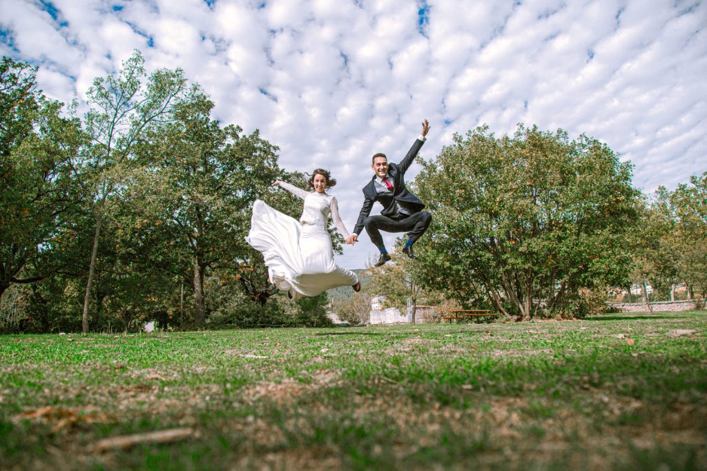 Escena romántica de una Foto Postboda entre árboles y flores
