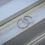 Alianzas de boda capturadas en un detalle íntimo – Fotografía de boda en Madrid