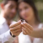 Novios mostrando sus alianzas en un gesto romántico – Fotógrafo de bodas en Madrid