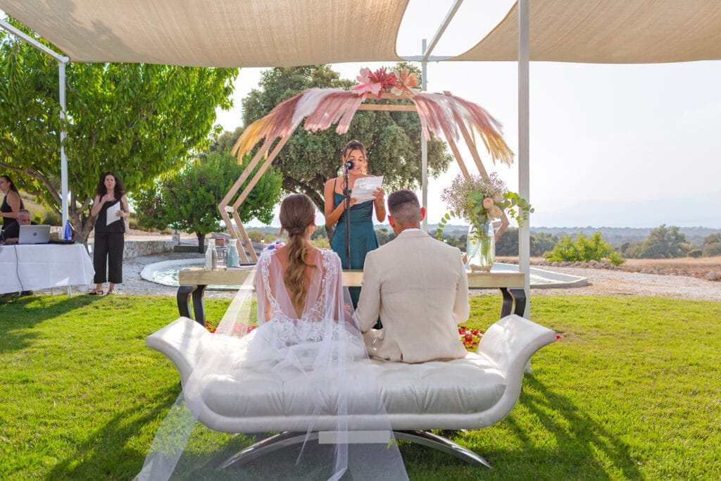 Fotografías de boda de dos chicos en el altar, un instante lleno de amor y emoción.
