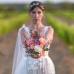 Novia radiante sosteniendo su ramo en una boda al aire libre – Fotografía de boda en Madrid