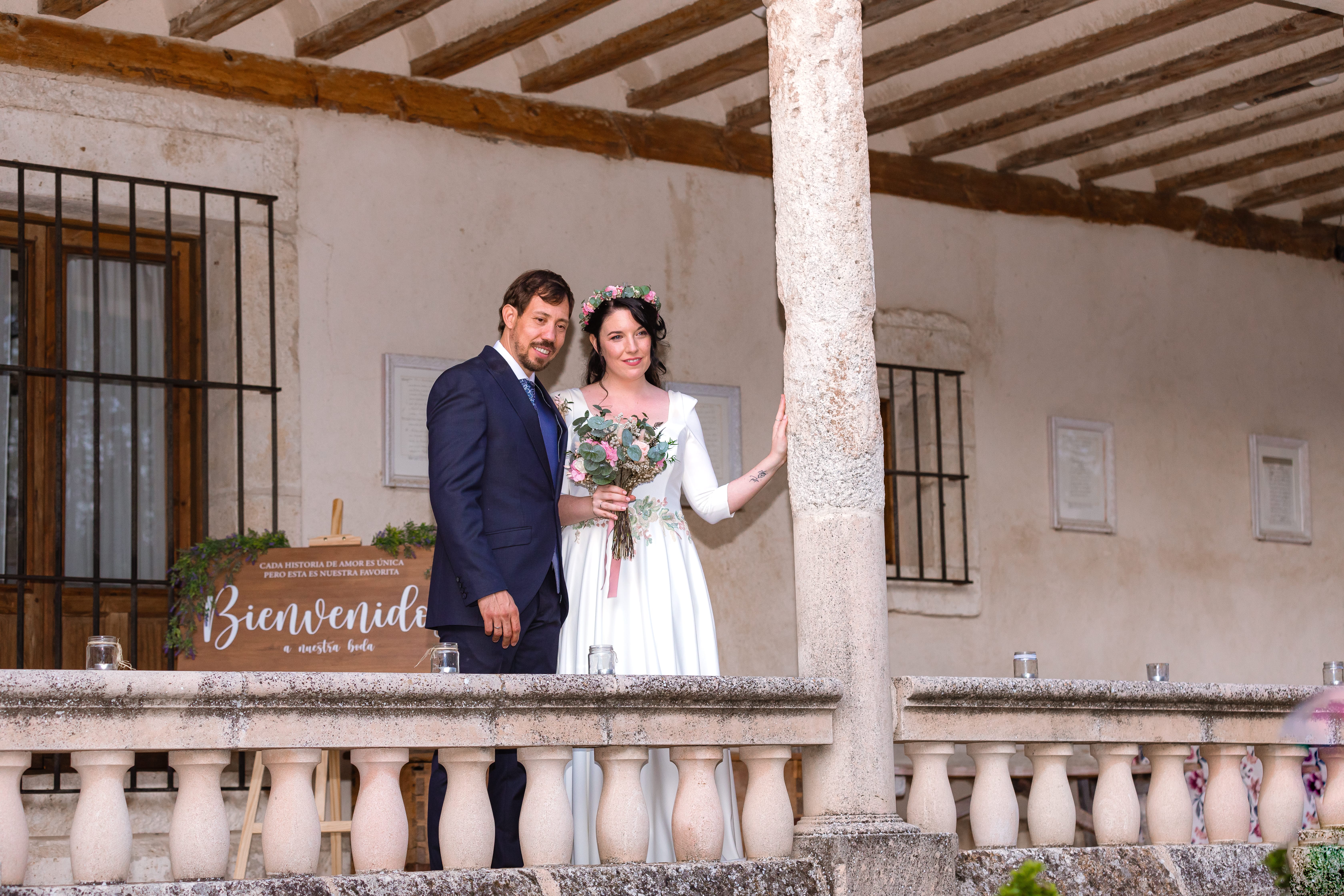 Los novios asomándose en la terraza de la fina " El Palacio del Esquileo"