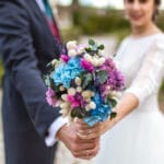 Novia sujetando su ramo con flores frescas – Fotógrafo de bodas en Madrid