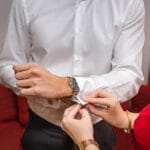 Novio preparándose antes de la ceremonia – Fotografía de boda en Madrid