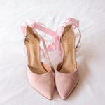 Zapatos de novia elegantes listos para el gran día – Fotografía de boda en Madrid