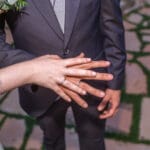 Novios intercambiando anillos en su boda – Fotógrafo de bodas en Madrid