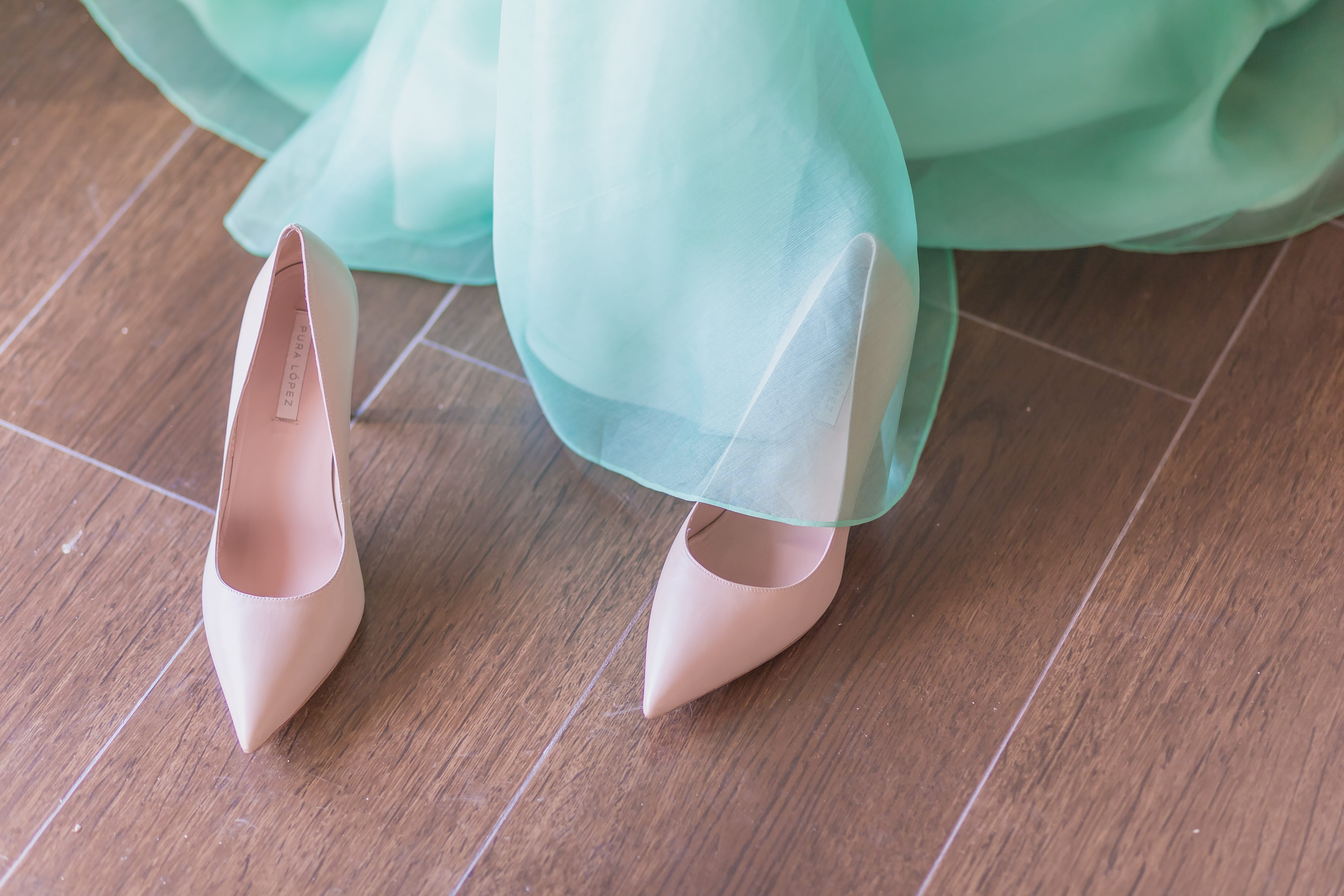 Los zapatos de la novia de Pura López, cubiertos por el traje de novia de color verde. Boda en Yecla (Murcia)