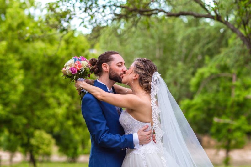 Novios besándose naturalmente sin posados en Restaurante San Francisco (Madrid)