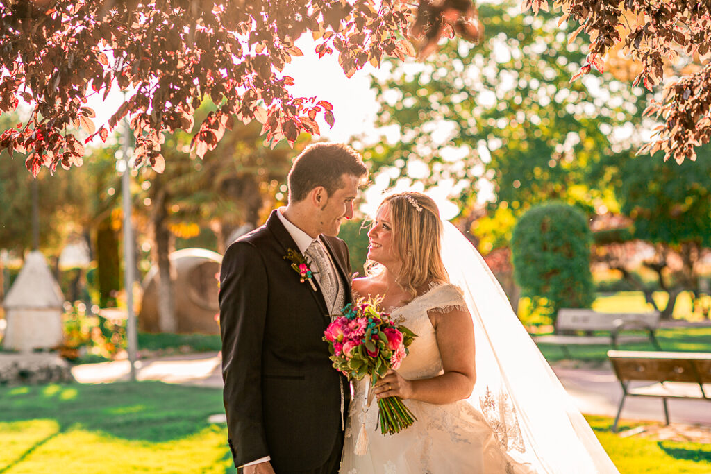 Los novios se miran en el posado después de la boda + cuánto cuesta un fotógrafo de boda