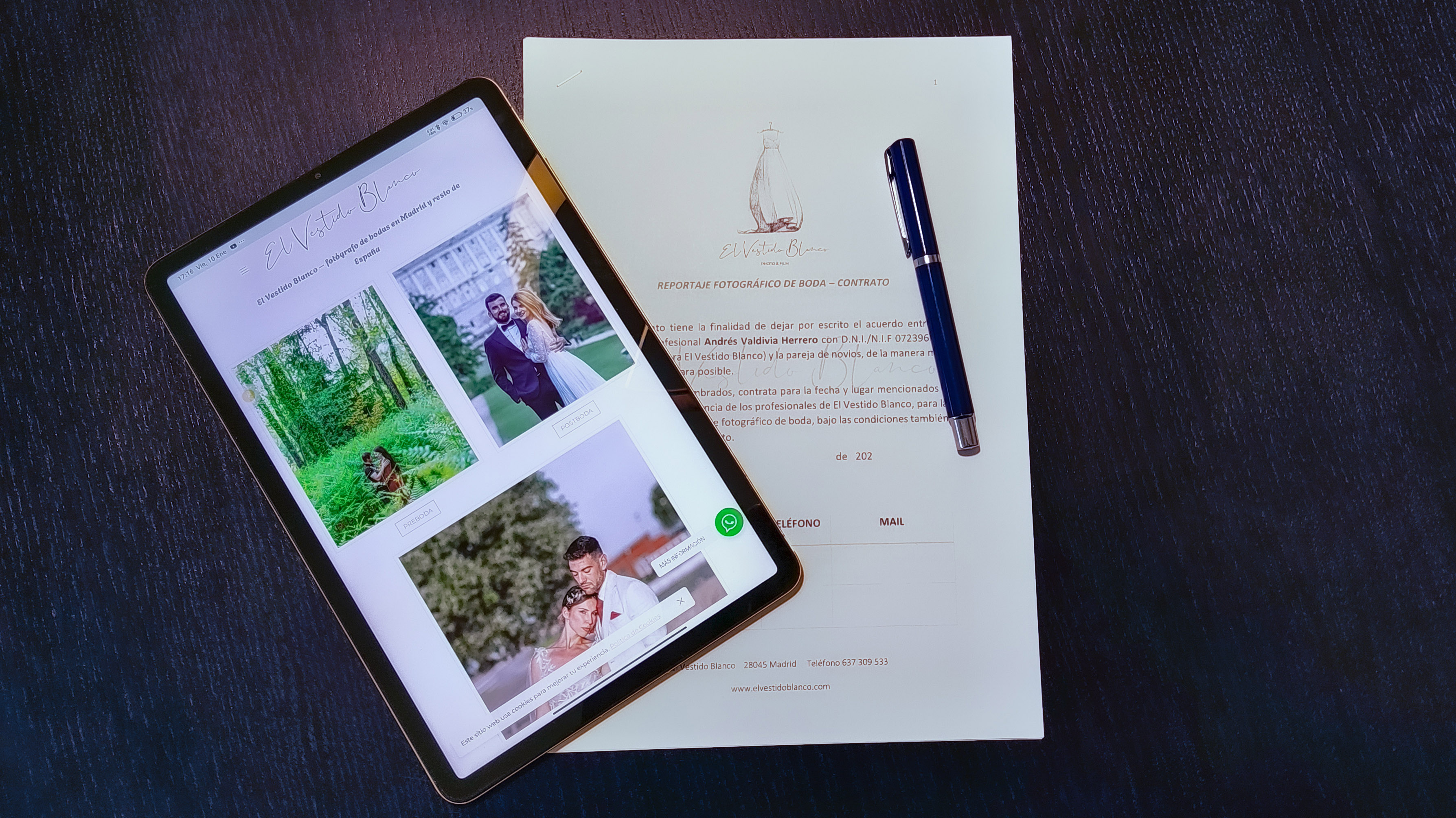 Contrato sobre la mesa, con una tablet con fotos de boda
