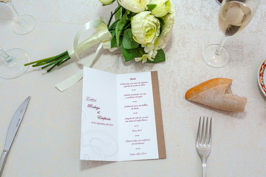 Menú de finca de bodas Menú de La FInca El Olivar, sobre la mesa de los recién casados.