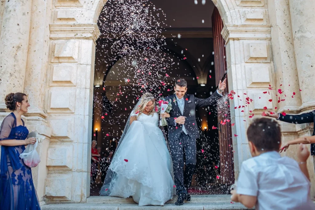 Fotógrafo de bodas profesional captando los preparativos de la novia